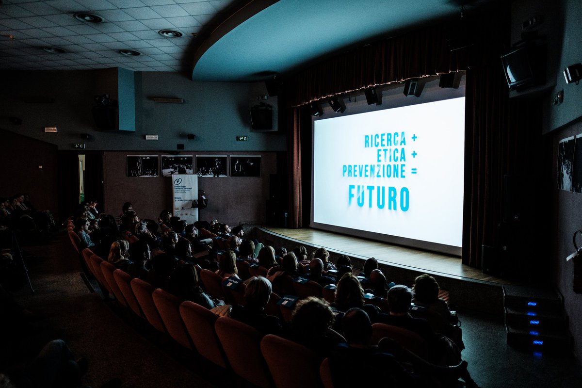 milanofoodcity's tweet photo. Si è concluso ieri #MilanoFoodCity con “La scienza in casa Confusi”, spettacolo teatrale sull’importanza di uno stile di vita sano promosso da @Fondaz_Veronesi.  Sul palco: @MarcoBianchiOff, @ElenaDogliotti, il presidente Paolo Veronesi e l’assessore @cristajani. 🎭🔬 https://t.co/UDHuCtpCJw