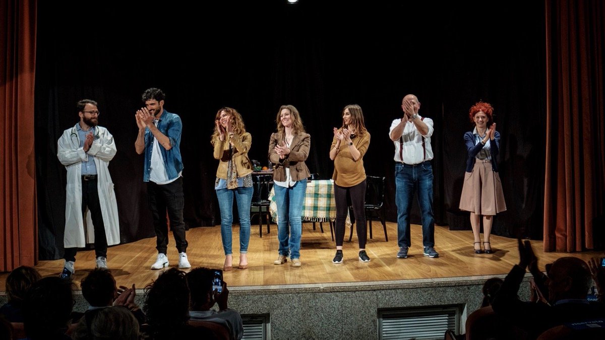 milanofoodcity's tweet photo. Si è concluso ieri #MilanoFoodCity con “La scienza in casa Confusi”, spettacolo teatrale sull’importanza di uno stile di vita sano promosso da @Fondaz_Veronesi.  Sul palco: @MarcoBianchiOff, @ElenaDogliotti, il presidente Paolo Veronesi e l’assessore @cristajani. 🎭🔬 https://t.co/UDHuCtpCJw