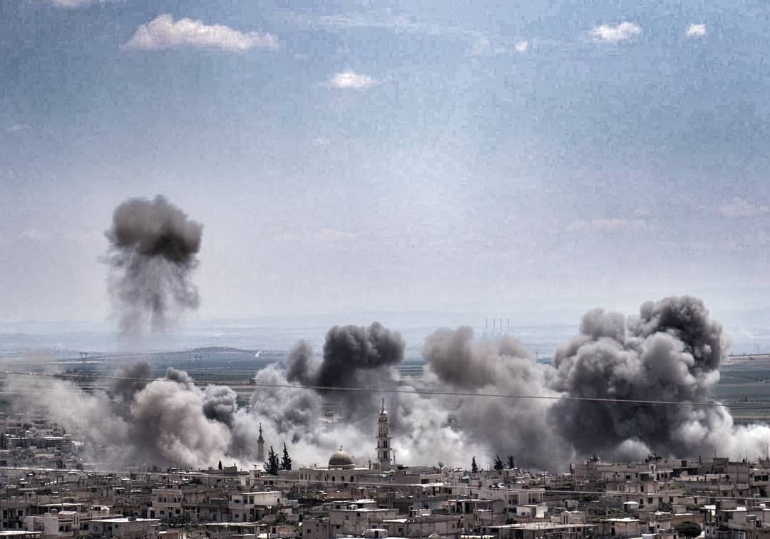 AlyomPodcast's tweet photo. Dieses Foto erreicht uns gerade aus #ChanScheichun: Yusuffs Heimatstadt ist massiv bombardiert worden. Unser #Alyom-Protagonist befindet sich auf der Flucht. Er sagt: "Chan Scheichun ist für mich jetzt Geschichte." #Syrien #Syria #KhanShaykhoun https://t.co/gEyy2fsZW6