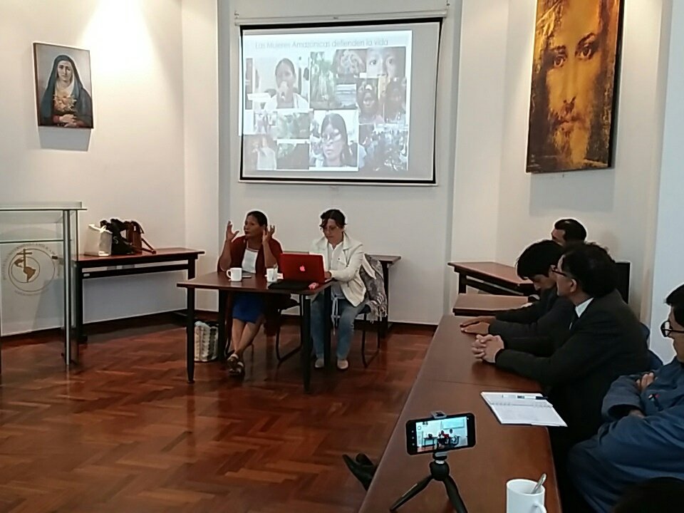 santiuio's tweet photo. Testimonio de la Sra Zoila Castillo kichwa de #Pastaza lideresa comunitaria sobre la explotación en su territorio. La Dolorosa encarna el dolor de las mujeres amazonicas #Pastoralaniversitaria  Presinodo #Panamazonia @PUCE_Ecuador @JesuitasEcuador @SomosJesuitas  @ausjal https://t.co/SnOwlGtEIf