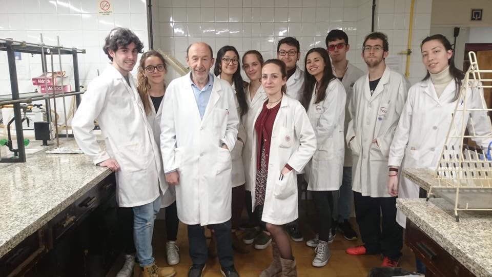 RGMaldo's tweet photo. La última foto que puso en sus redes #Rubalcaba fue ésta, con sus alumnos de Química, en el laboratorio. Lo dice todo de él. https://t.co/tCnVbTQiGK