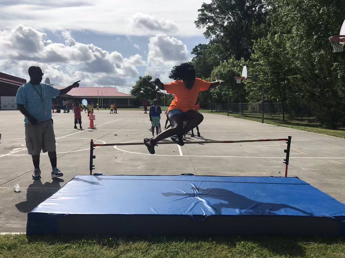 HoyleHoll's tweet photo. My favorite action shots from field day! Check out that face of concentration 🏃🏻‍♀️@Newtown_E @leidunn_vb @HRichardson_VB https://t.co/yvE9wLetsZ