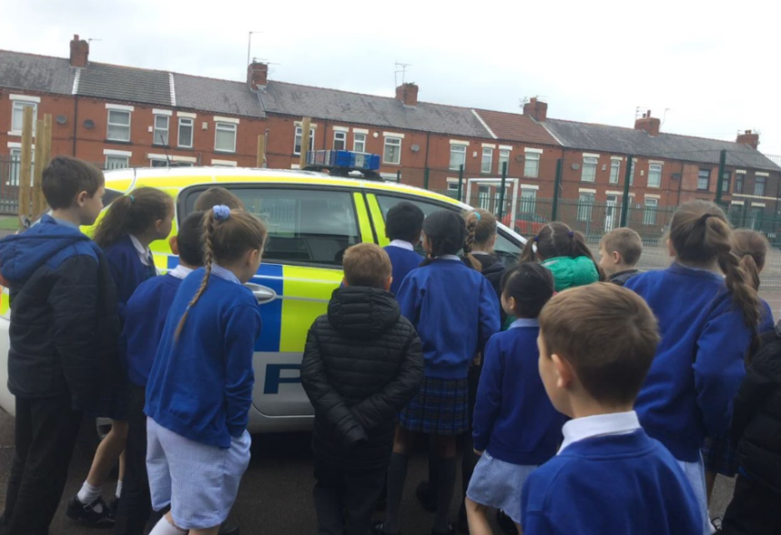 MerPolStHelensC's tweet photo. Officers from St Helens Local Policing Team enjoyed visiting Year 3 Holy Cross Primary School, St Helens this morning . All the children were enthusiastic and asked some very interesting questions ! Thanks 👍 https://t.co/VGmM7xSX0s