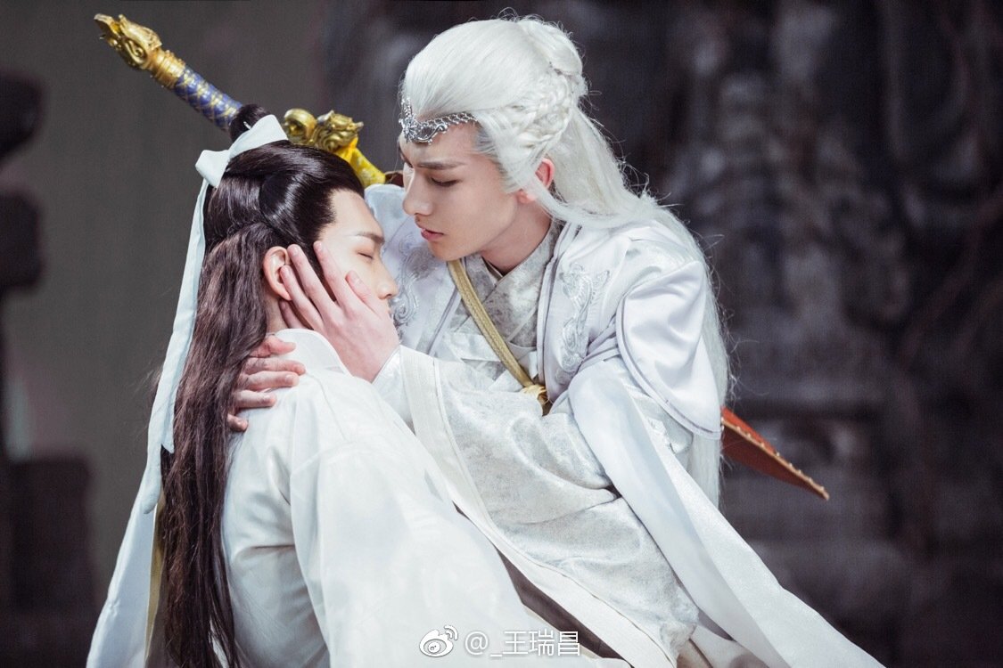Вечная любовь корейский. Серебряная принцесса Чжао Юнь. Китайские исторические дорамы. Исторические с белыми волосами дорамы. Дорама с парнем с белыми волосами.