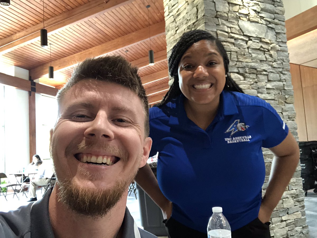 Bre_iCoach22's tweet photo. First @Leadercast live event in the books. Man! I’ve learned so much this week! Thank you to Dewey Andrew for the invite to this awesome event. #leadercast2019 #HealthyTeams https://t.co/hbyUuAbWGY