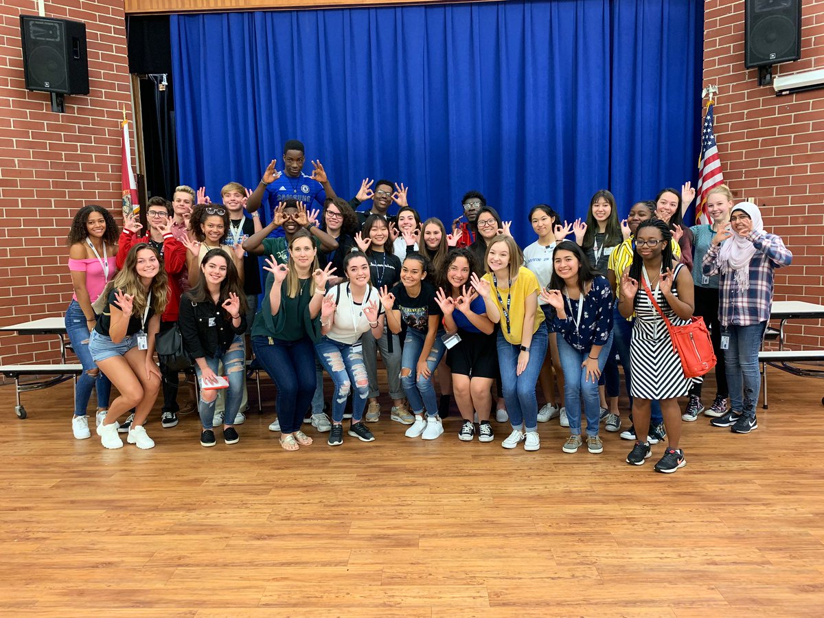 2019 - 2020 FAUHS Near-Peer Mentors ⭐️ A group of dedicated and altruistic students ready to support our rising owls 🦉#proudschoolcounselor #owlsleanonme #SELinAction @ADHUS_FAUHS