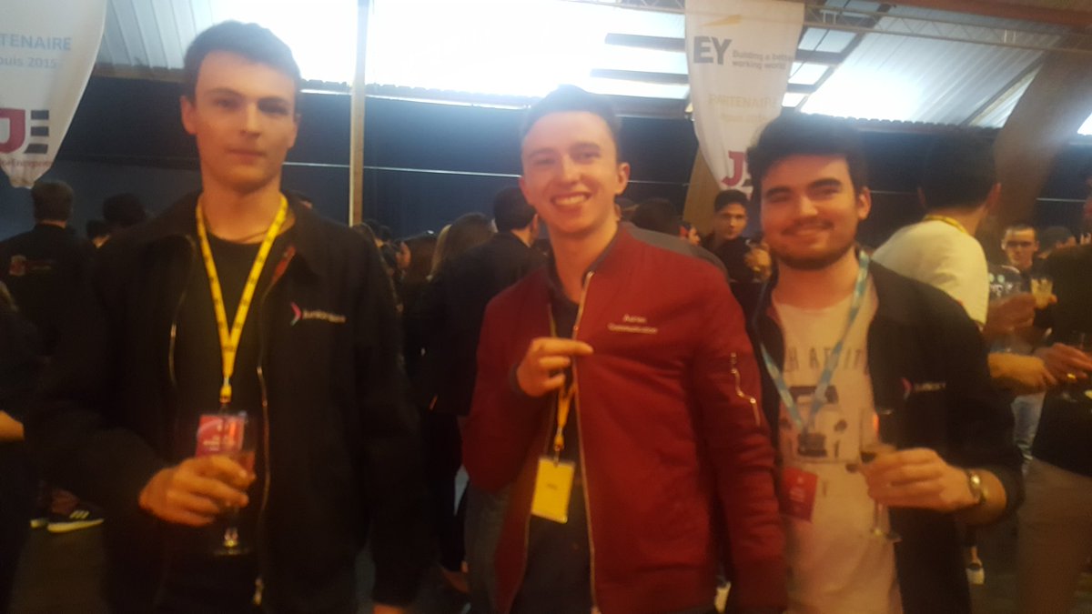 JuniorESIEE's tweet photo. Début du cocktail dinatoire avec Adrien du Pôle Communication @cnje 🥂
#Defi18 #CNE19 https://t.co/Sfscl6Zood