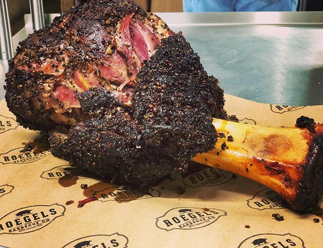RoegelsBarbecue's tweet image. Pastrami beef shank. 7 pounds of awesomeness. #smokedlife #pastrami #beefshank #foodporn bit.ly/30dBXCe