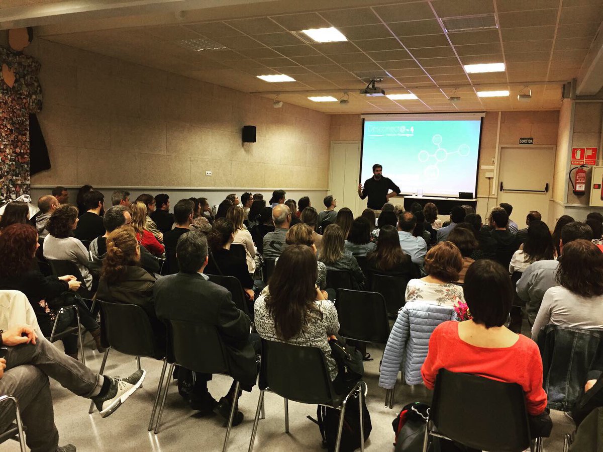 AfaFedacSantAnd's tweet photo. Èxit rotund a la xerrada d’en @MarcMMasip ! Ens ha ajudat a entendre com gestionar l’immersió dels nostres fills a les TIC. Molt interessant! #xerrada #compartim #desconect@ #tic #afa #totssomafa https://t.co/51NEhyU0fE
