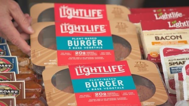 AltPantry's tweet image. Consumers go flexitarian, and businesses follow. Canada's @CBCNews covers the boom in plant-based protein, with a feature that includes @nutsforcheese, @BeyondMeat &amp;amp; (surprise) @MapleLeafFoods. | CBC News #dairyfree #plantbased #foodtrends #flexitarian buff.ly/2WA6SpM