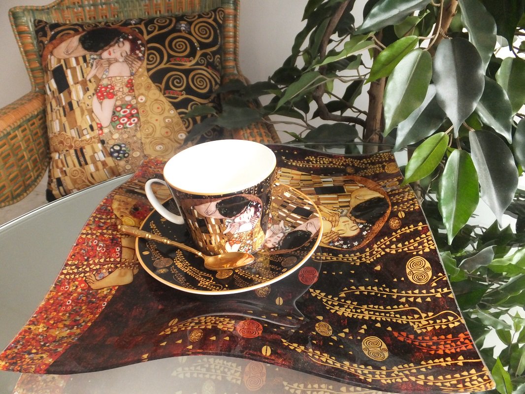 🔴 Finally the weekend - pure relaxation with a 💋 &amp; Gustav Klimt ? 🔴  Yessss - with a Kiss 💋  in  Look Total 💋 
You can find the complete collection in the Order Store 🔴 

#interiordesign #interiordecor  #homedecor #tabledecor #living #ambiente  #homeluxury #interiorstyling