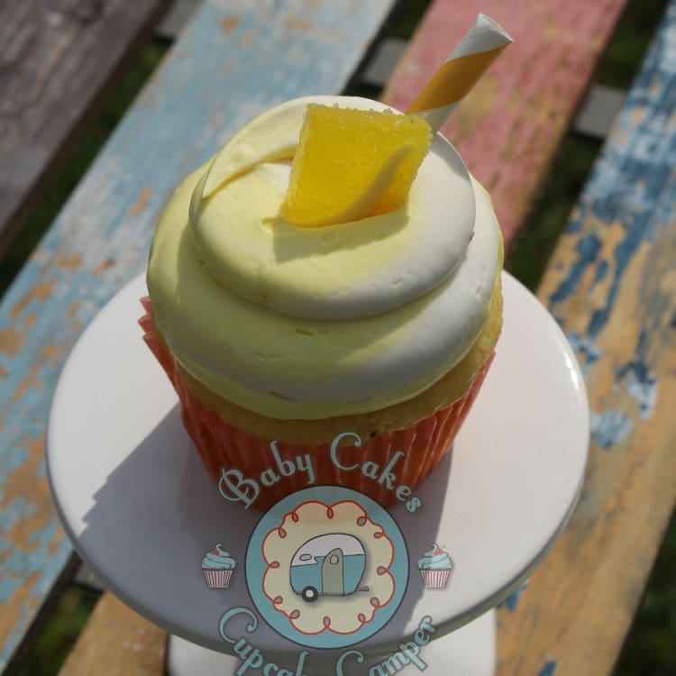 bccupcakecamper's tweet photo. Lemonade cream and orange and cream cupcakes!!! Have a happy weekend everyone... #cupcakesarelife #cupcakecamper #lemonade #orange #itsfridayyall #tattooedbaker #mycupcakerunnethover https://t.co/J4Or5PlNck