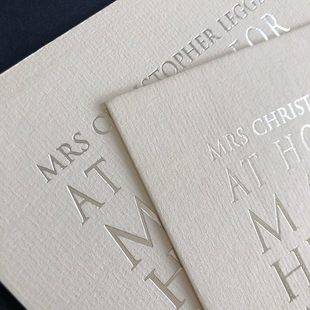 There might be nothing more subtle and elegant than gloss silver foil on high white laid card. Truly stunning! .
.
.
.
#squareinvitation #partyinvitations #weddinginvites #weddinginspo #weddinginspiration #luxuryinvitations #laidcard #elegantinvitations … bit.ly/2Vxlmub