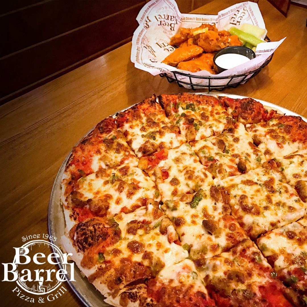 Kicking this weekend off right 👍 🍕  #pizza #wings #beerbarrelpizza #limaohio #eat614 #toledofood #cheesy #pizzatime #pizzaandwings