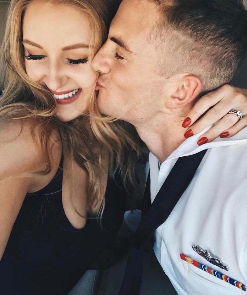 USNavy's tweet photo. Happy #MilitarySpouseAppreciationDay!  Thank you to all our #USNavy spouses for being a part of our Navy family and supporting their Sailor! https://t.co/EW7JG6Manv