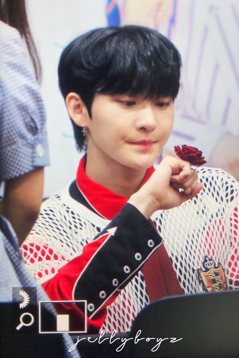 JELLYBOY0309's tweet photo. 🌹 #활 #허현준 #더보이즈 #HWALL #THEBOYZ https://t.co/bpOHXgMLWn