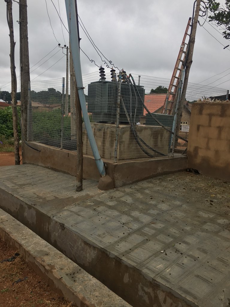 OlMoronkola's tweet photo. #PHCN PLS in #Ajibode #Ibadan no #electricity supply for about 2months and the landlord bought transformer witg their money. #ibec give #ajibode light ooooooo. We go protest ooooo https://t.co/sSUEc8Ebqq