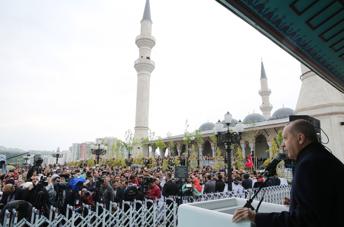 rterdogan_ar's tweet photo. أصبحت المساجد منذ تشييد المسجد النبوي في المدينة المنورة عصب الحياة للمجتمعات المسلمة وقلب المناطق التي تحيط بها.

وكما يعد القلب العضو الرئيسي في بقاء الإنسان على قيد الحياة فإن دور العبادة تحافظ على وحدة وقوة المجتمعات باعتبارها مراكزًا للعلوم والمعرفة. https://t.co/dw7bqrYi5M