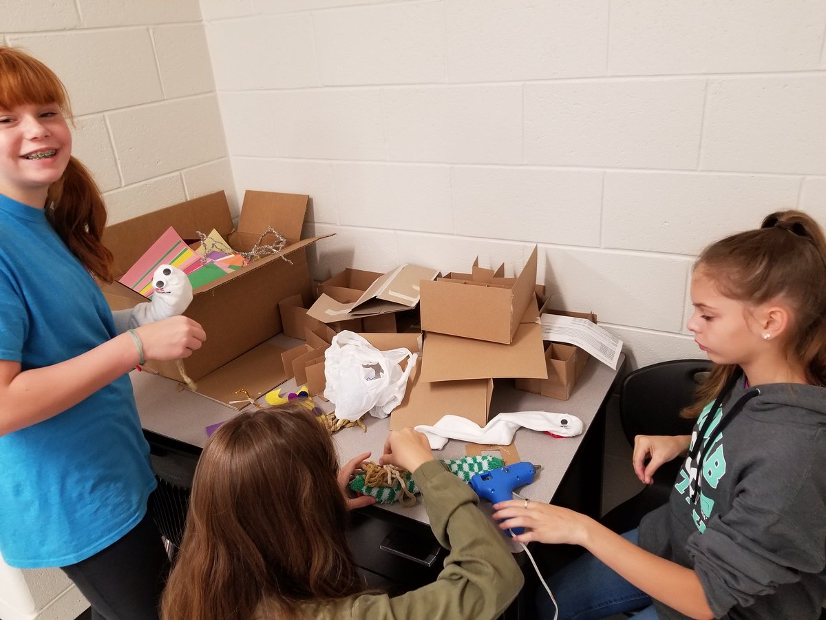 Lit_Cats's tweet photo. Students have been composing scripts, creating puppets, and rehearsing for their scientific theories puppet shows! #dogpackrules #rmsdogpack #barrowbold #artsnowlearning https://t.co/gXodYoI7nh