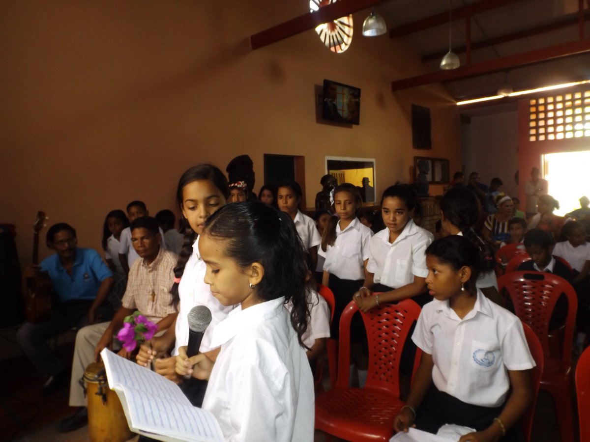 CDC_SanBenito's tweet photo. CULTURA-EDUCACIÓN E IDENTIDAD!!! Hoy velada de Cruz de Mayo con las Escuelas de nuestro municipio apoyada por la escuela de Canto Carlos Lara.... Santa Lucía Atenas cultural de Miranda!!!! https://t.co/YEav2tajS7