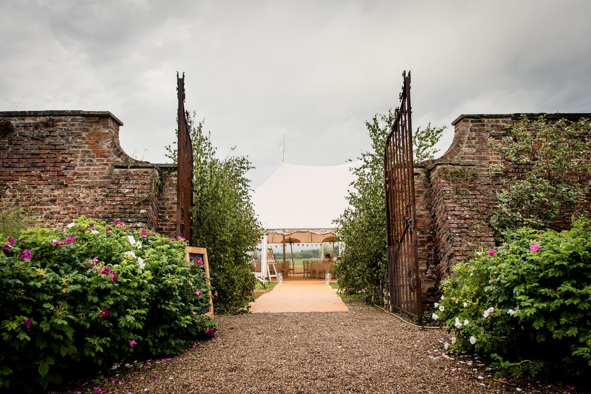 What an entrance!  Beautiful wedding garden venue at Skipwith Hall.  Super shot by @dominicwrightphotography and <a href="/PapaKata/">PapaKåta</a> sperry tent.
