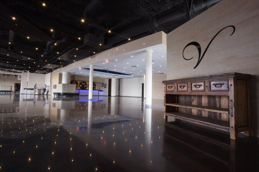 EliteSoundsKC's tweet photo. DJ Mike is entertaining at a graduation party at the spotless Venue in Leawood this evening. #elitesoundskc
.
.
.
#kansascitydj #mixdj #professionaldj #awardwinningdj #experienceddj #luxurydj #moderndj #djlife #music #djsetup #pioneerdj #dance #mix https://t.co/buvimUQa4w