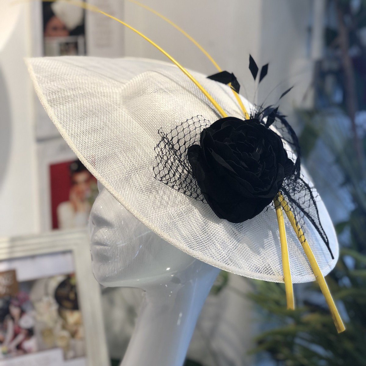This combination of black and yellow on a white base forms a hat that is elegant and trendy. Easy to combine, this headpiece will be perfect for all occasions.
#hatdesigner #hat #hats #millinery #london #londonhatweek #oxotower #fashion #hatfashion #handmade #headpiece #creative