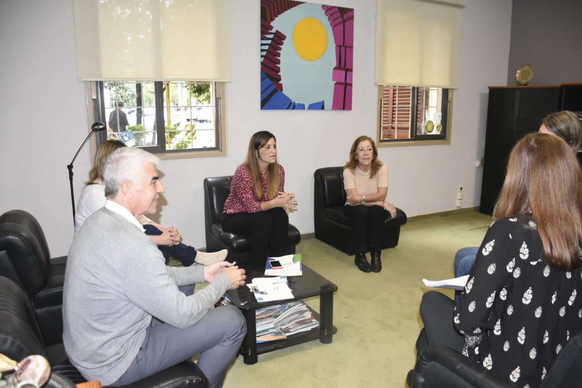 MinisterioGobCh's tweet photo. Por pedido del gobernador @domingopeppo , la ministra de Gobierno  @Jessica @Drajessicaayala , se reunió con la decana de la Facultad de Ciencias Económicas de la UNNE, María de los Arcos Martínez  fin de avanzar en un convenio de pasantías a egresados.
@sollunama @MoiraCarrio https://t.co/oj3W4M3vES