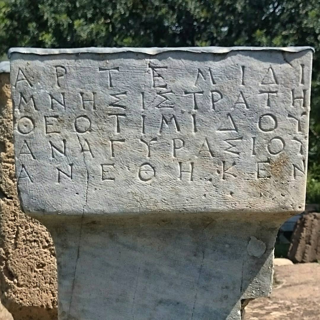 Moni_Hoffmann's tweet photo. Im Artemis-Heiligtum von #Brauron 🇬🇷 wird seit dem 8. Jhd.v.Chr. #Artemis verehrt, die Göttin der Jagd und Herrin der Tiere.. Das Heiligtum mit dorischem Tempel-Fundament, Stoa. Banketträumen, heiliger Quelle, Flussbrücke, Iphigenie-Kenotaph und Museum liegt im Osten von #Attika https://t.co/oljYEw0yWM