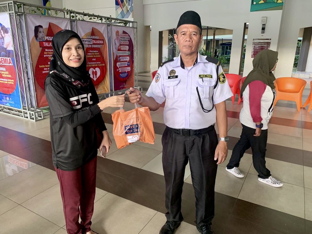 AlkawazMohammed's tweet photo. No matter where and how, we can always help others in need😍👍🏻
Computer Forensic Club (CFC), together with computer forensic Alumni, have distribute food for Iftar at Hospital Shah Alam through "Sweetness of Ramadan" program☺️🌙☺️
#MSUfise
#MSUihya2019
#5thRamadan
#FISEAlumni https://t.co/HKosUxFIhR
