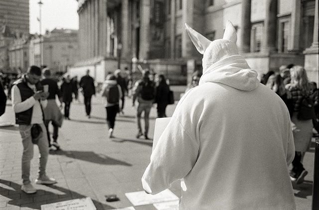 shotbywiles's tweet photo. Rabbit Ears, Trafalgar Square, London⠀⠀

#shotbywiles #streetphotography  #streetphotographer #35mmfilm #filmisnotdead #SPiCollective #lensculturestreets #thefilmcommunity #voigtlander35mm #bessar2a #zeiss35mm #voightlander⠀⠀ https://t.co/D7CNoazzFy https://t.co/KauRQwifp1
