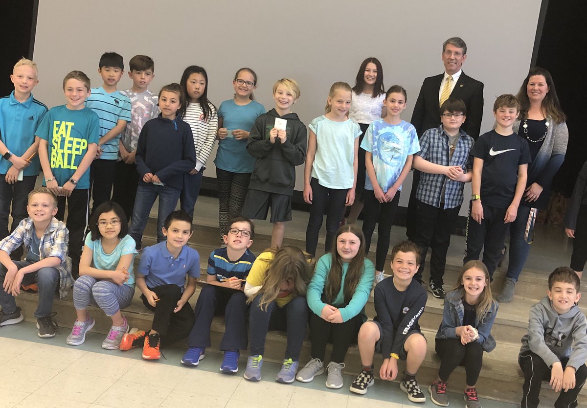 KusicielFourths's tweet photo. All @AHSD25Olive #fourthgraders had the distinct pleasure of learning about @ArlingtonHtsGov from Mayor Hayes. He explained that our village has a system of ☑️ & ⚖️ just like the 🇺🇸! Thank you for teaching us how citizens are the voice of our community! #omslearns @ahsd25 https://t.co/pjkcedHFlg