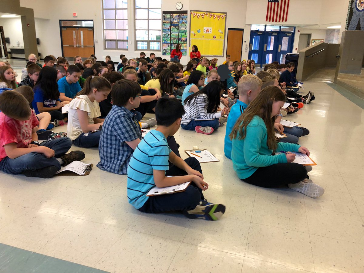 KusicielFourths's tweet photo. All @AHSD25Olive #fourthgraders had the distinct pleasure of learning about @ArlingtonHtsGov from Mayor Hayes. He explained that our village has a system of ☑️ & ⚖️ just like the 🇺🇸! Thank you for teaching us how citizens are the voice of our community! #omslearns @ahsd25 https://t.co/pjkcedHFlg