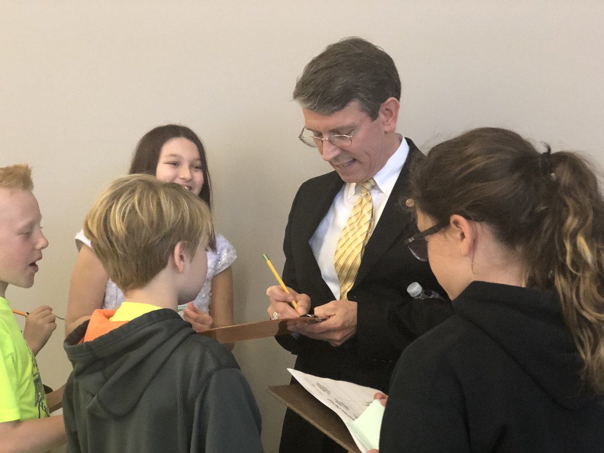 KusicielFourths's tweet photo. All @AHSD25Olive #fourthgraders had the distinct pleasure of learning about @ArlingtonHtsGov from Mayor Hayes. He explained that our village has a system of ☑️ & ⚖️ just like the 🇺🇸! Thank you for teaching us how citizens are the voice of our community! #omslearns @ahsd25 https://t.co/pjkcedHFlg