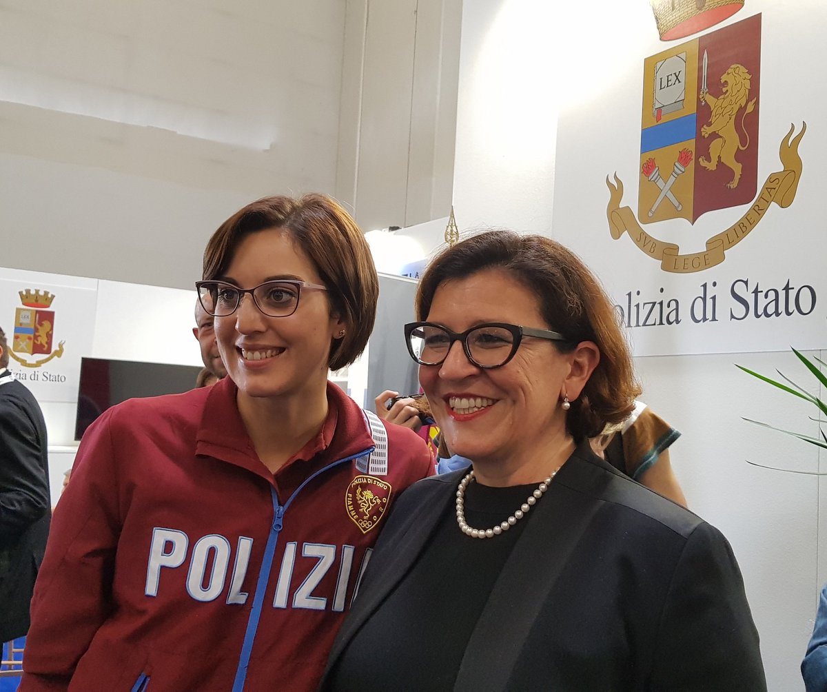 Eli_Trenta's tweet photo. Sono appena arrivata a Torino, al @SalonedelLibro e ad accogliermi, oltre al personale della Difesa, anche le donne e gli uomini della @poliziadistato.
Ho apprezzato molto le loro pubblicazioni e ho detto loro che abbiamo un forte bisogno di cultura in questo periodo. https://t.co/NtrwjltloX