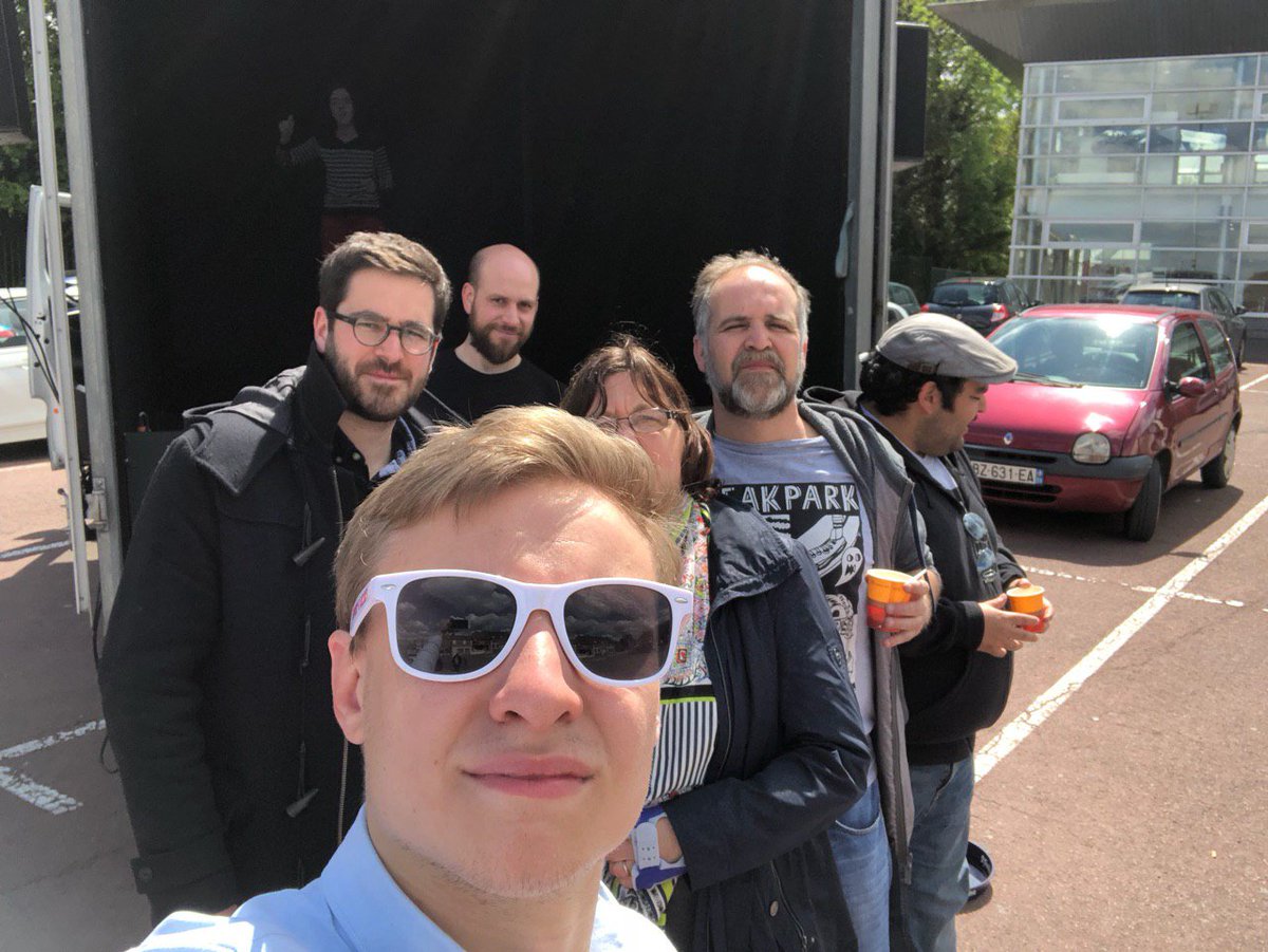 JulienPoix's tweet photo. Sous le soleil qui revient #holovan et porte-à-porte dans le Valenciennois à #TrithSaintLeger. Discussions avec des citoyen-nes premières victimes de la politique de #Macron: retraites rabotées, scandale de la suppression de l'#ISF et la répression des #GiletsJaunes #LFI https://t.co/PPHhsdSMnp