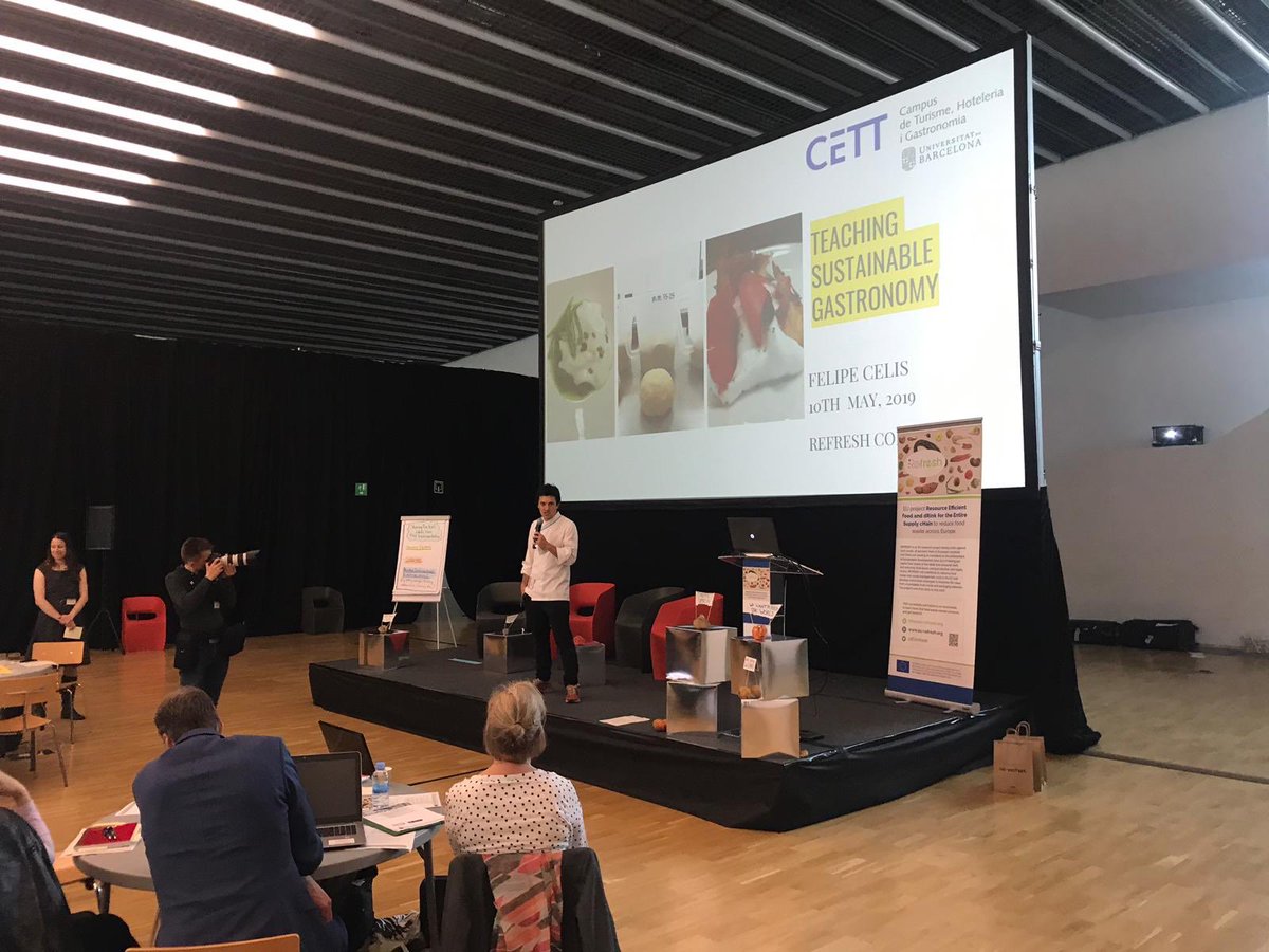 CETT_UB's tweet photo. Compartim algunes imatges del professor Felipe Celis durant la ponencia “Teaching #Sustainable #Gastronomy” per reduir el malbaratament alimentari👨🏻‍🍳 #RefreshBCN https://t.co/0s2No0WbzK