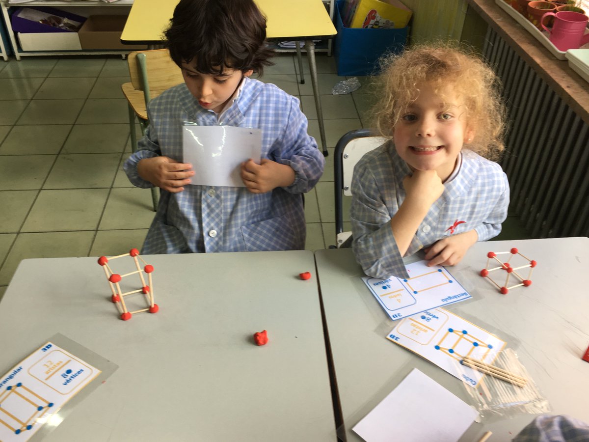 MontessoriPrim's tweet photo. @MontessoriZgza 
Hoy en 1° de Primaria han estado trabajando las figuras geométricas.¡Qué bien se lo han pasado! https://t.co/RvA4X25Oo7