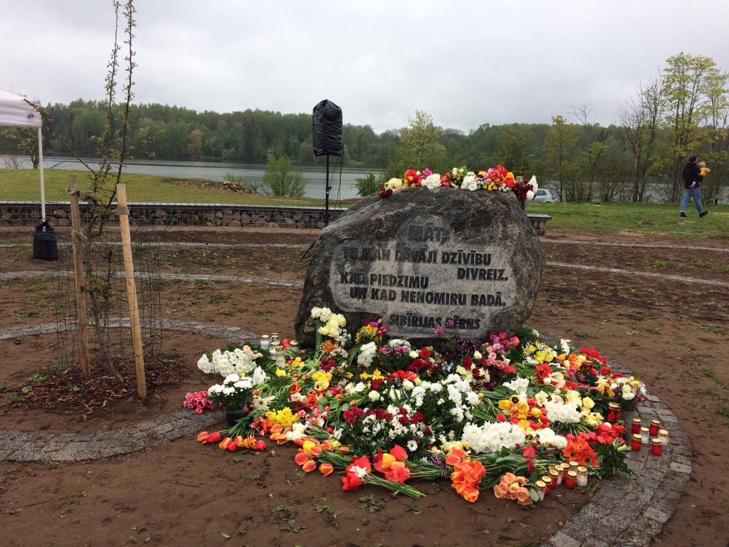 RaimondsBrg's tweet photo. Šodien Likteņdārzā tika atklāts piemiņas akmens Sibīrijas mātēm. Tā ir īpaša vieta arī mūsu ģimenei. Kopā ar Mammu tur iestādījām piemiņas koku un tur guļ arī akmens no mūsu dzimtas mājām. https://t.co/NtDP3PafgR