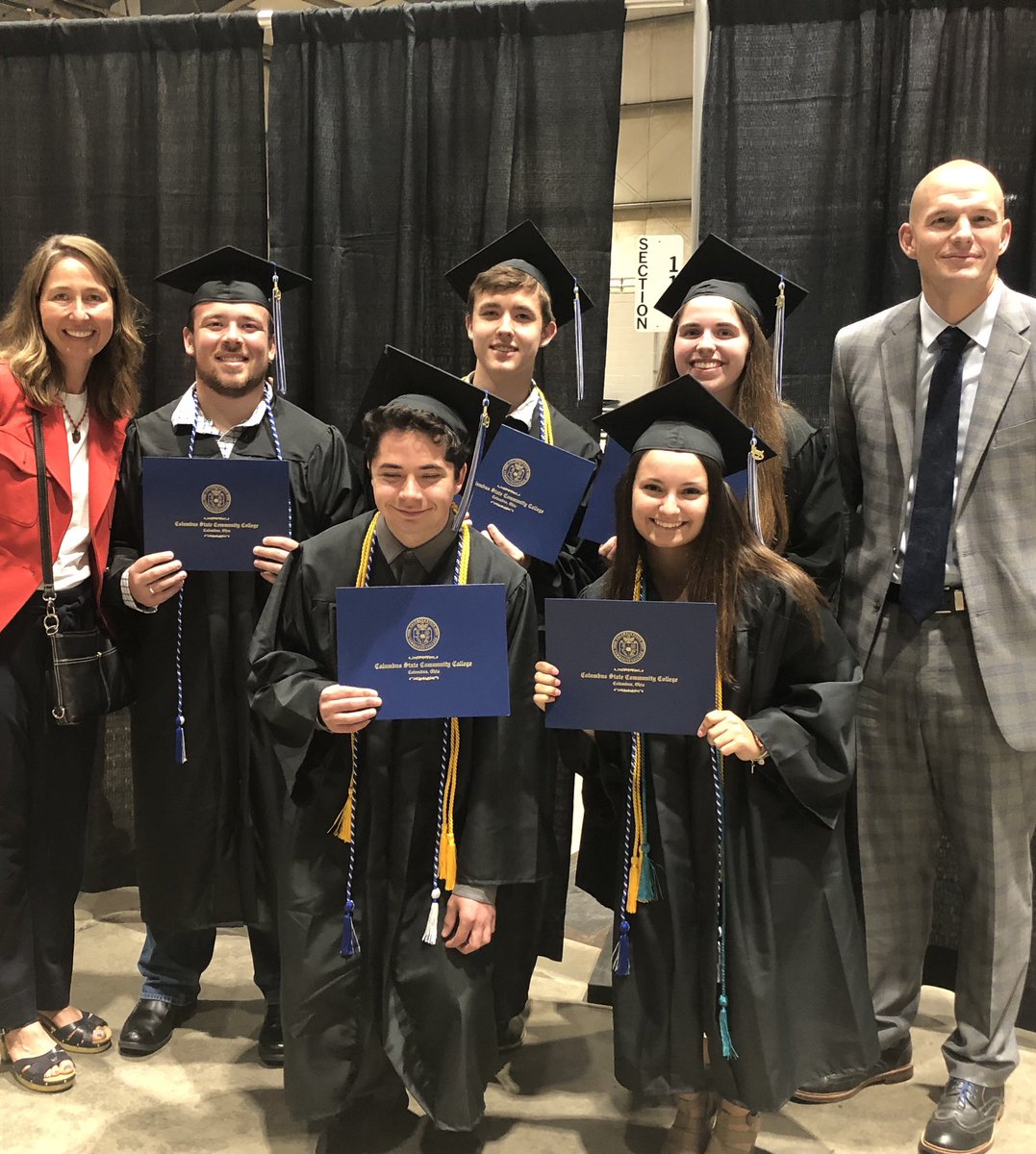 KenChaffin's tweet photo. When you graduate from college 8 days before you graduate from high school..... 9 college graduates today from @MarysvilleECHS and we found 5 for this pic. So proud!! #PTBM @MsRobSTEM @MECHS_Counselor @DianeMankins @JonLanghals https://t.co/e2UQi7eWvQ