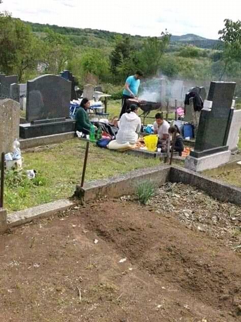 _bBrek_____'s tweet image. Quand tu mange tes morts