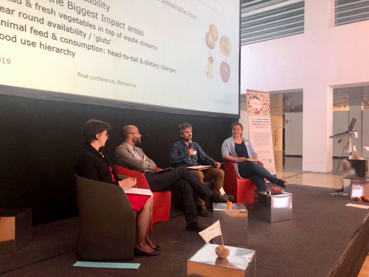 AltresEconomies's tweet photo. "El malbaratament alimentari és un símptoma d'un model que hem de canviar" Álvaro Porro, Comissionat d’Economia Social, Desenvolupament Local i Consum a la conferència @EUrefresh #RefreshBCN #zerofoodwaste 🍏 https://t.co/AzjuaFrL6u