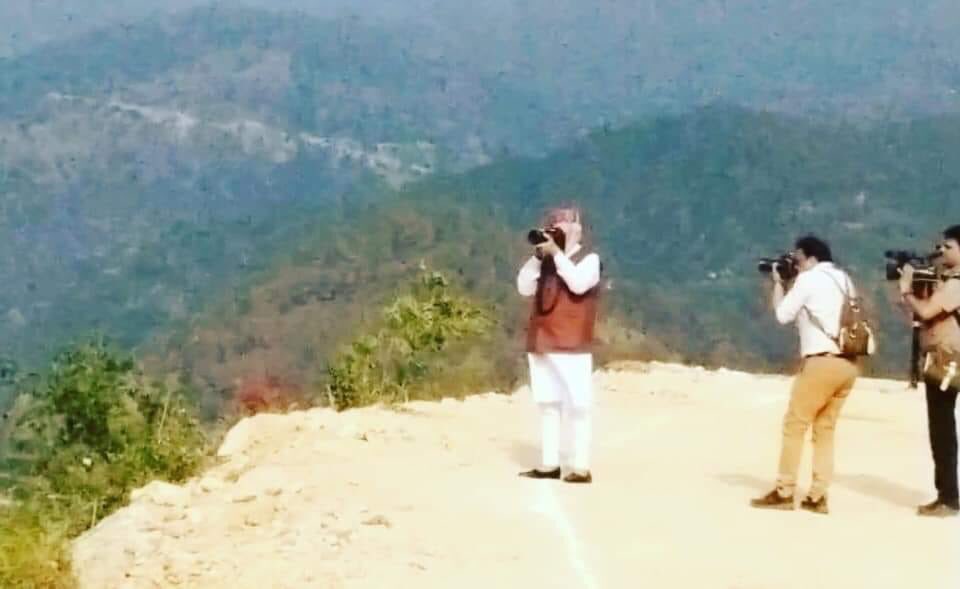 PrajwalBusta's tweet image. Photo of the day Modi In Himachal PM Modi ji ka Photoshoot karte Apne Himachal ke Celebrity media Professional Yash Raj. 
Yadgaar Photo !!
#Modiin hiamchal #ChotiKashi #Mandi @narendramodi  @jairamthakurbjp @TajinderBagga @RaviRanjanIn @indiantweeter @MODIfiedVikas