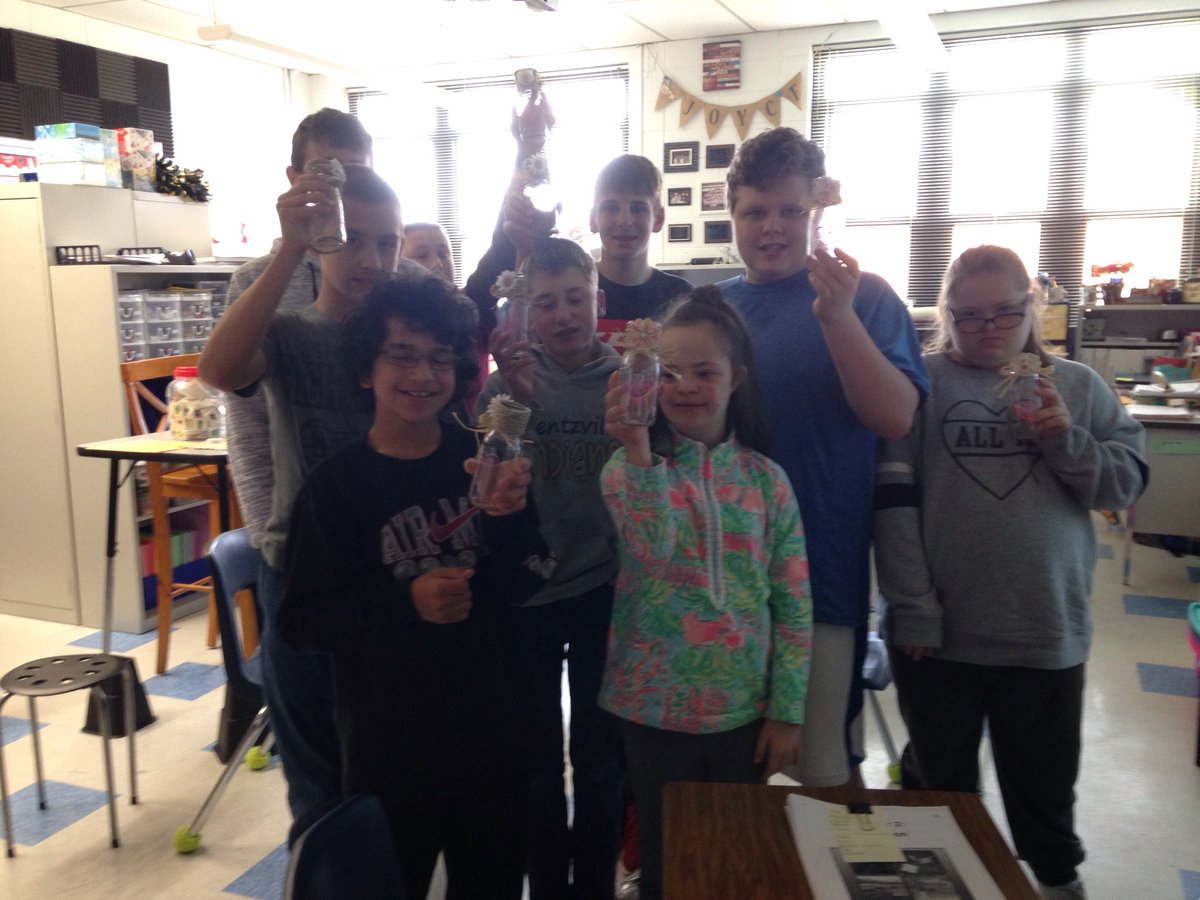 ESRoom121's tweet photo. Room 121 using recycled bottles to make Mother's Day gifts. #BestatWMS #momsday #recycle https://t.co/pkHmzFwqSl