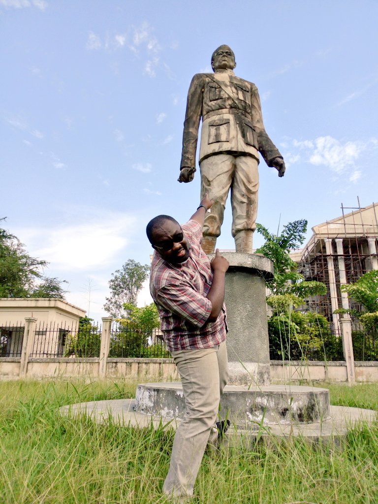 BibericLokwa's tweet photo. [#INSTANT TOURISME]
Bienvenu à #KINKALA, devant la statue d'un des Personnage Historique du CONGO,
Le Matricule 222, sieur André Grenard MATSOUA.
#DestinationCongo #VisiterLeCongo #242Wallpaper

@VisiterlAfrique @visiterlecongo @ASoudanNonault https://t.co/PCSIp5R1F3