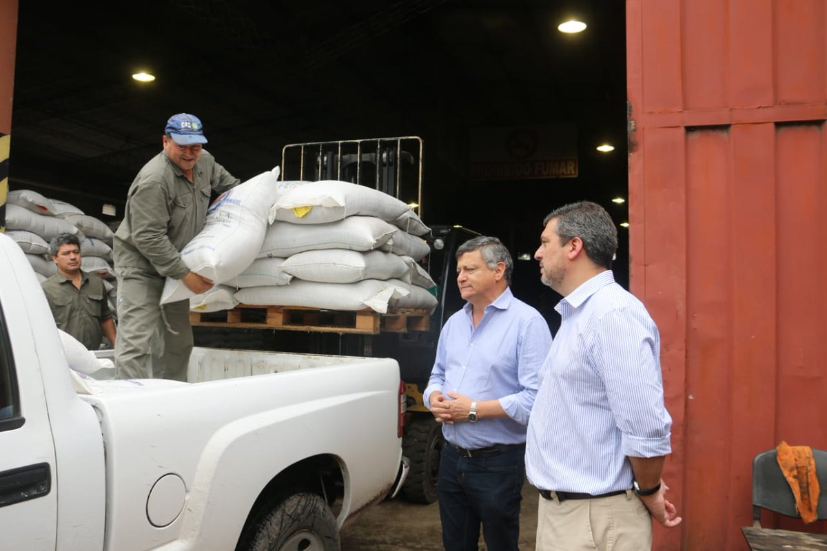 domingopeppo's tweet photo. En esta #EmergenciaHídrica buscamos responder a los pequeños productores ganaderos y de animales de granjas afectados, por eso estuvimos con un proveedor de alimento balanceado. 👨‍🌾🐮🐷 https://t.co/LzKaMJpkJv