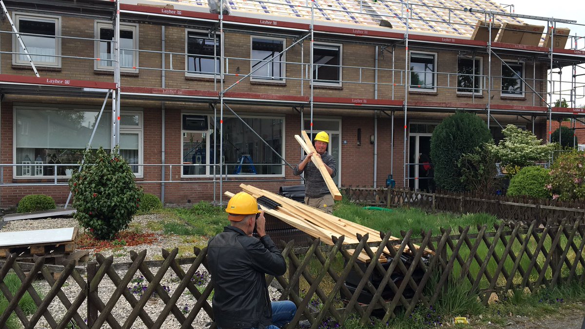 lthm03's tweet photo. Behind the scenes... vandaag een fotoshoot op onze #bouwplaats in Vriezenveen. Geen dagelijkse kost, wel veel #werkplezier #samenwerken. Wat een leuke dag! Dank aan @BenVulkers en aan de modellen: onze bewoners en vakmannen #grootonderhoud #verduurzamen @Trebbe1911 @MijandeWonen https://t.co/rIVStKVdue