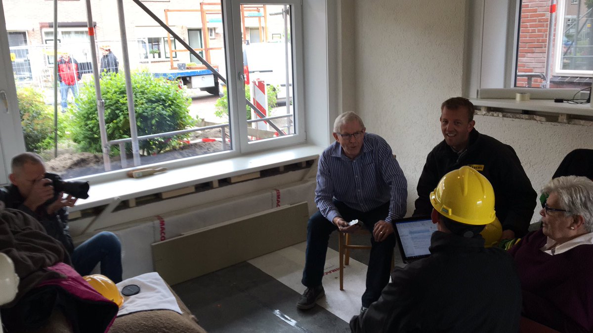 lthm03's tweet photo. Behind the scenes... vandaag een fotoshoot op onze #bouwplaats in Vriezenveen. Geen dagelijkse kost, wel veel #werkplezier #samenwerken. Wat een leuke dag! Dank aan @BenVulkers en aan de modellen: onze bewoners en vakmannen #grootonderhoud #verduurzamen @Trebbe1911 @MijandeWonen https://t.co/rIVStKVdue