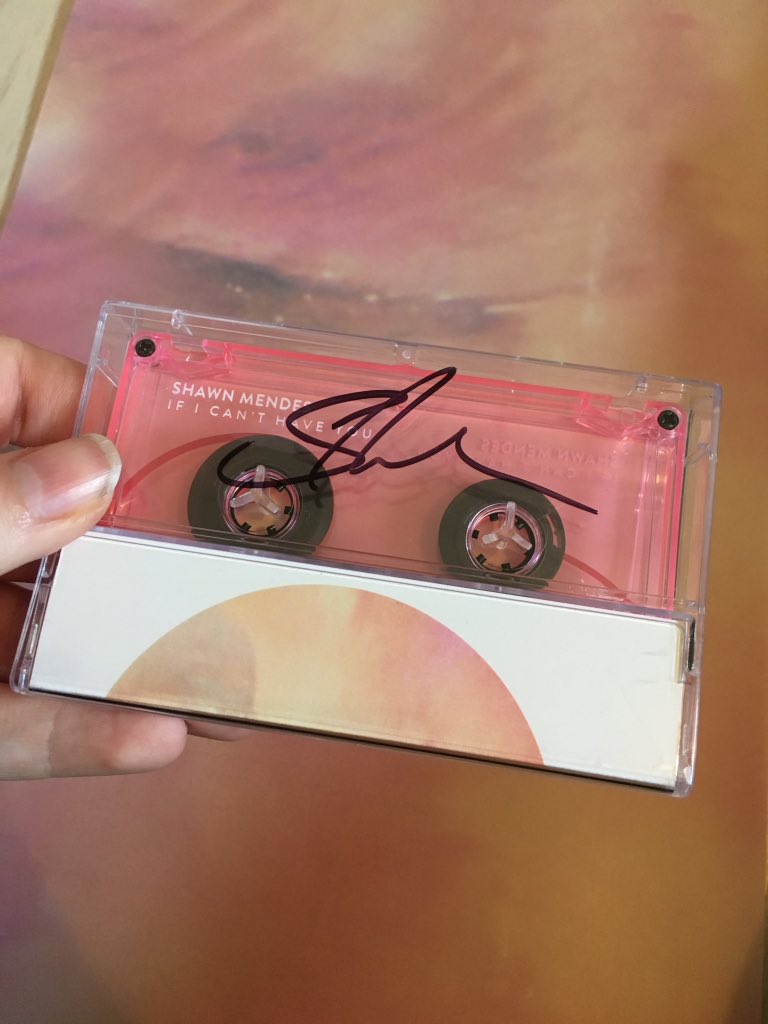 Mendeswierdo's tweet photo. I just got this package in the mail. This is so pretty. Thank you so much @ShawnMendes and @ShawnAccess for sending me this. I love it so much and I'm so grateful for it! THANK YOU🌸 https://t.co/0bMkUYlo3W