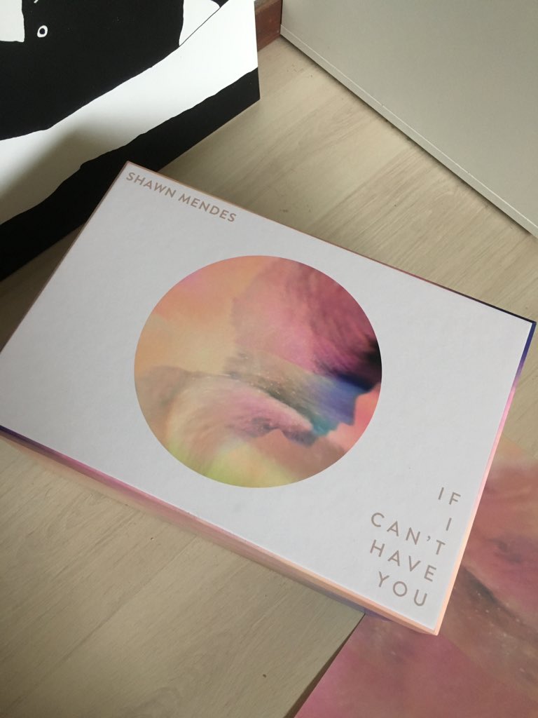 Mendeswierdo's tweet photo. I just got this package in the mail. This is so pretty. Thank you so much @ShawnMendes and @ShawnAccess for sending me this. I love it so much and I'm so grateful for it! THANK YOU🌸 https://t.co/0bMkUYlo3W